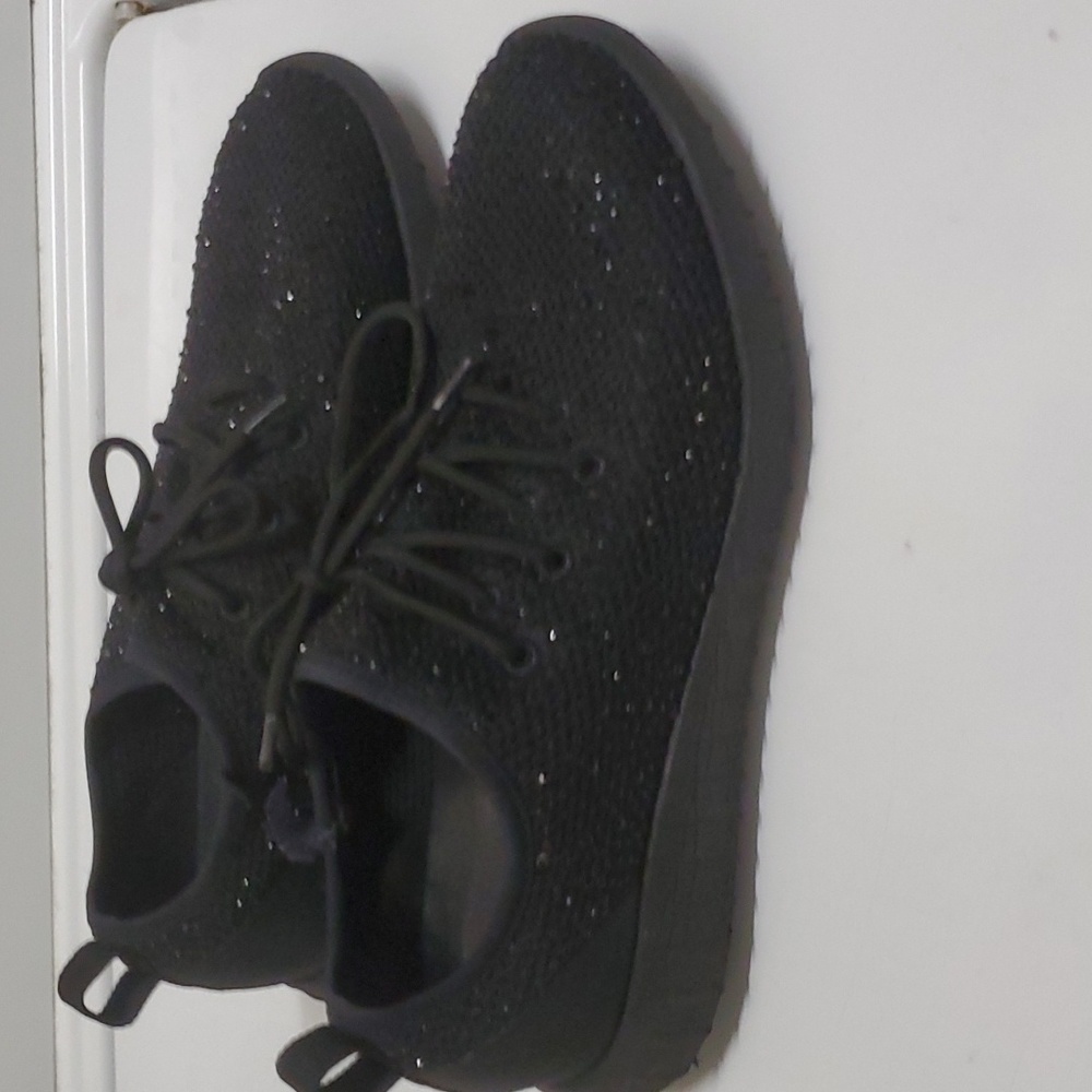 Tennis shoes